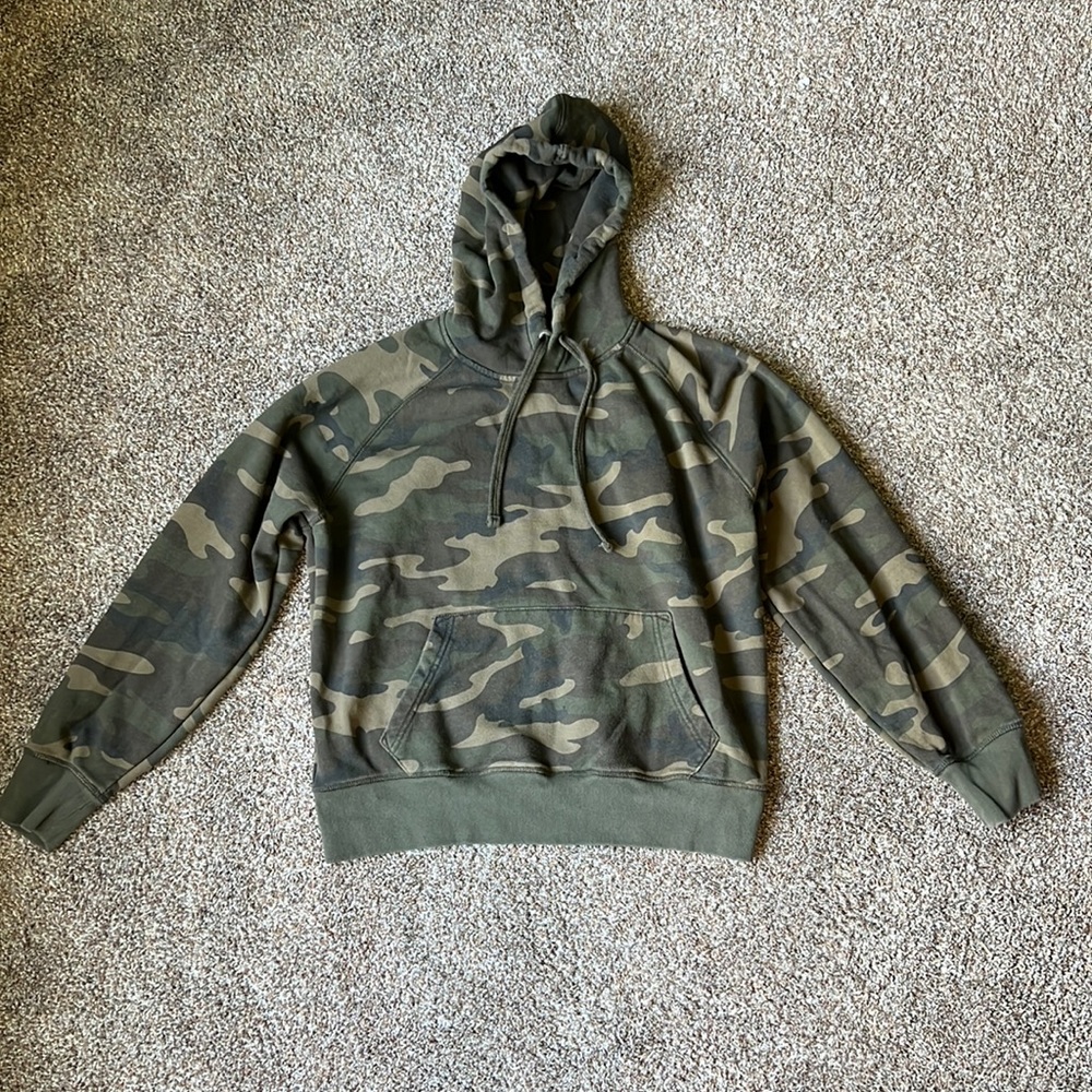 Size Large GAP Camo Hoodie
